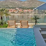 Villa Seaside By Brown Traù