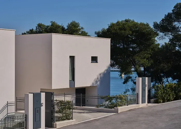 Seaside By Brown Τρογκίρ