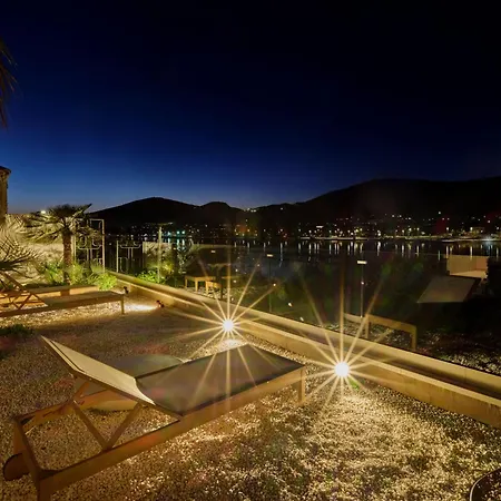 ヴィラ Seaside By Brown トロギール