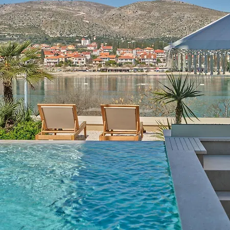 ヴィラ Seaside By Brown トロギール