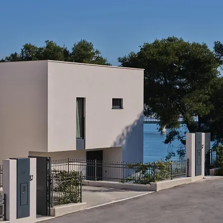 Seaside By Brown تروغير